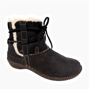 UGG | Cove Sheepskin Lined Leather Ankle Boot in Black | 10